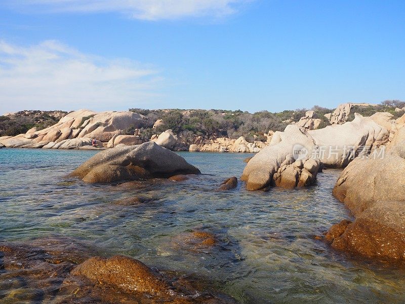 Cala Serana在卡布里拉岛，在马达莱纳岛，撒丁岛，意大利